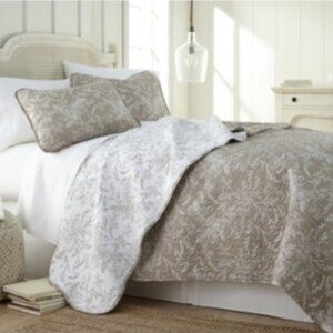 Southshore Fine Linens Winter Brush Lightweight Reversible Floral Quilt Set
